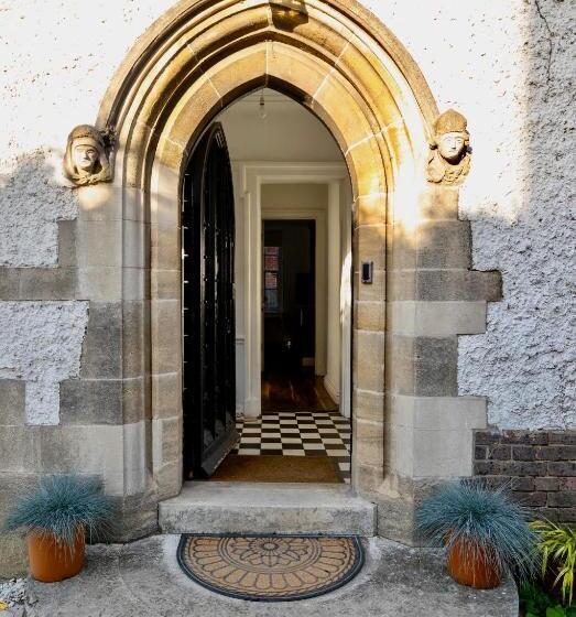 膳宿费 The Vicarage Tooting, Sw17