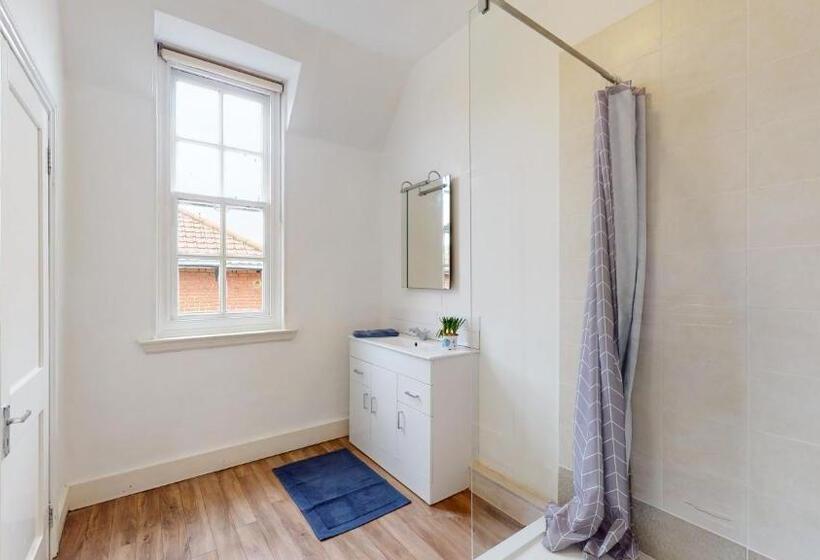 膳宿费 The Vicarage Tooting, Sw17