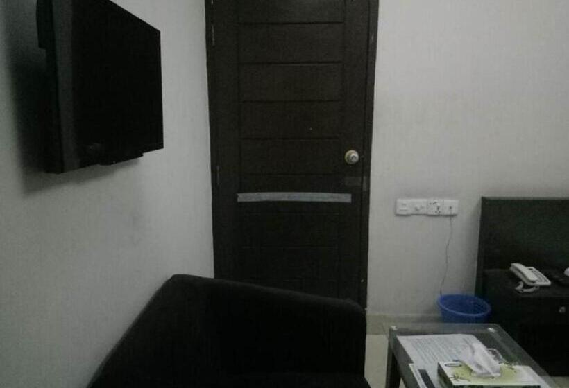 Royal Living Hotel & Suites