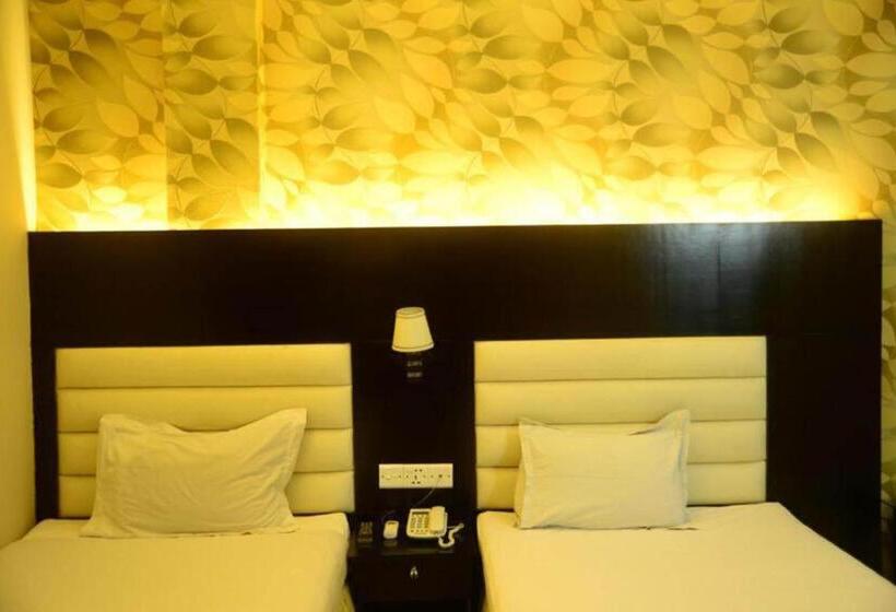 Royal Living Hotel & Suites