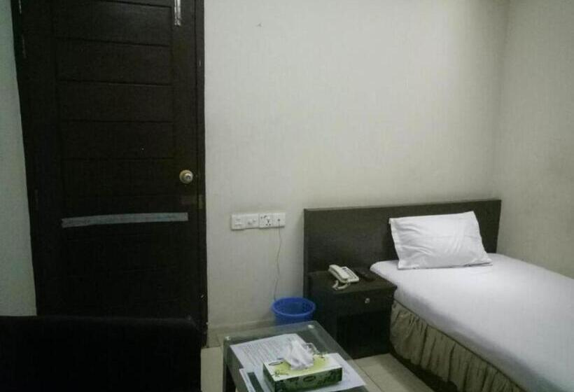 Royal Living Hotel & Suites