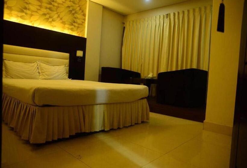 Royal Living Hotel & Suites