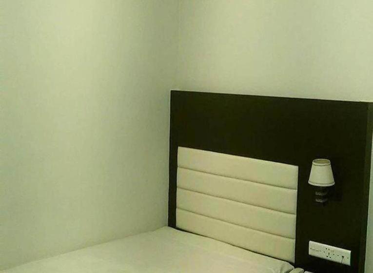 Royal Living Hotel & Suites