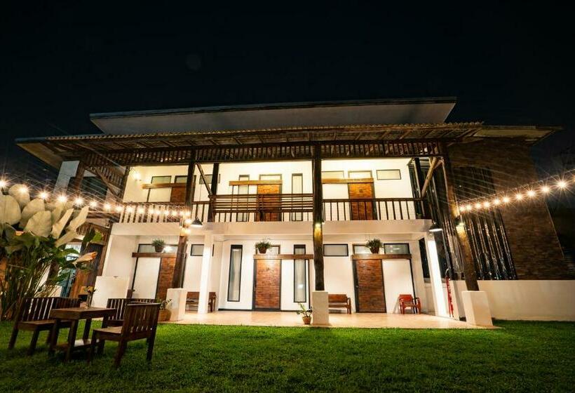 Croissant Hotel And Cafe