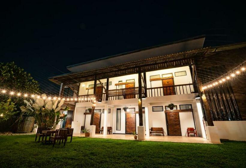 Croissant Hotel And Cafe