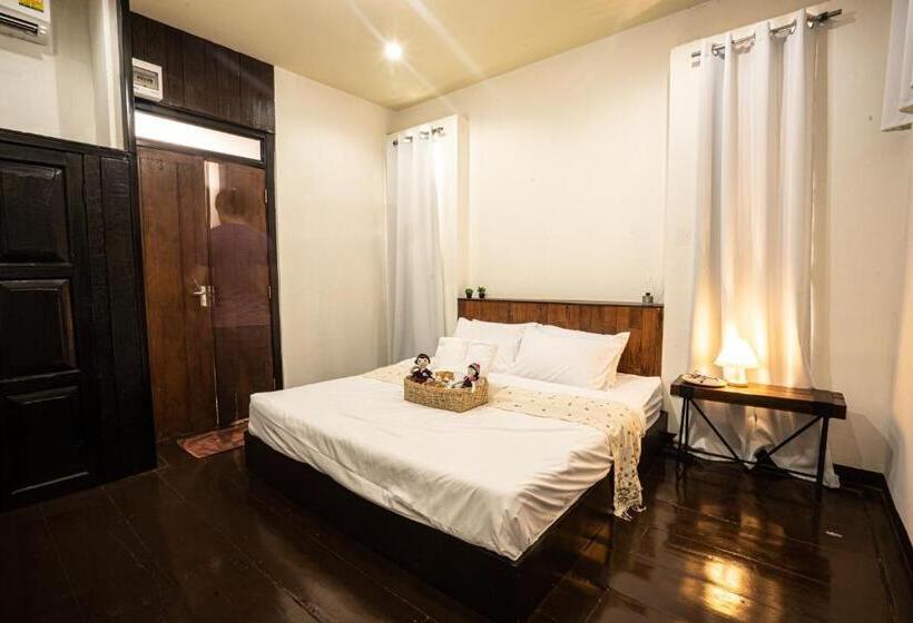 Croissant Hotel And Cafe