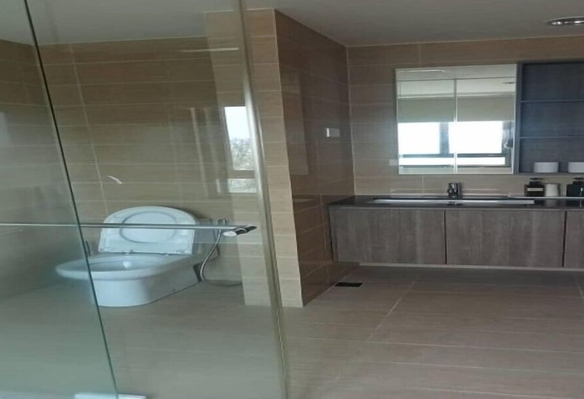 בית מלון כפרי By The Sea