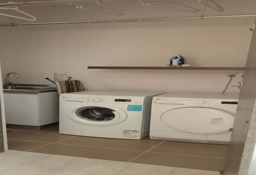 בית מלון כפרי By The Sea