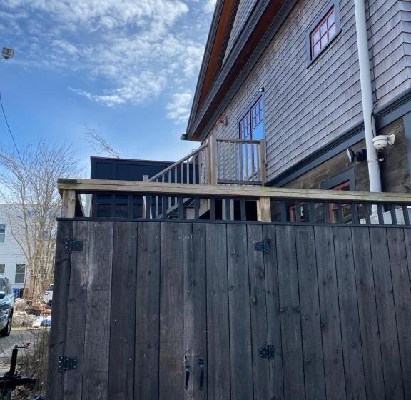 בית מלון כפרי Magical Post And Beam Loft Downtown Newport!