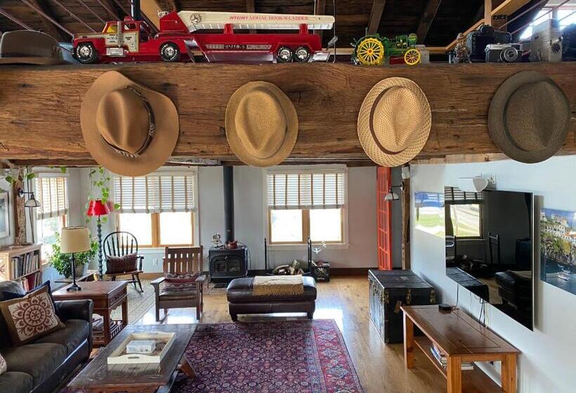 בית מלון כפרי Magical Post And Beam Loft Downtown Newport!