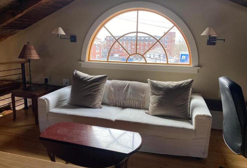 בית מלון כפרי Magical Post And Beam Loft Downtown Newport!