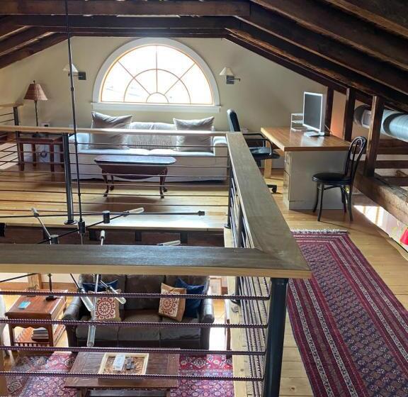 בית מלון כפרי Magical Post And Beam Loft Downtown Newport!