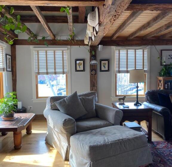 בית מלון כפרי Magical Post And Beam Loft Downtown Newport!