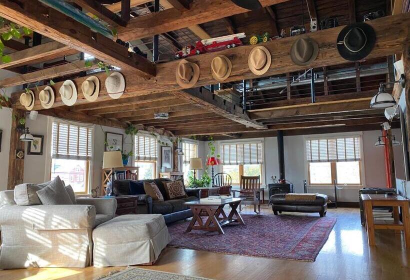 בית מלון כפרי Magical Post And Beam Loft Downtown Newport!