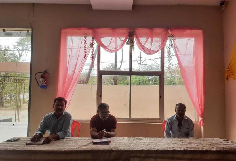 호텔 Oyo 81141 Mangal Bhawan