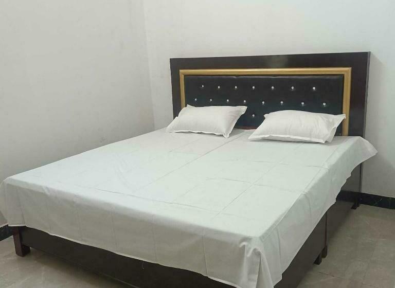 Отель Oyo 81155 Four Season Restaurant And Cafe