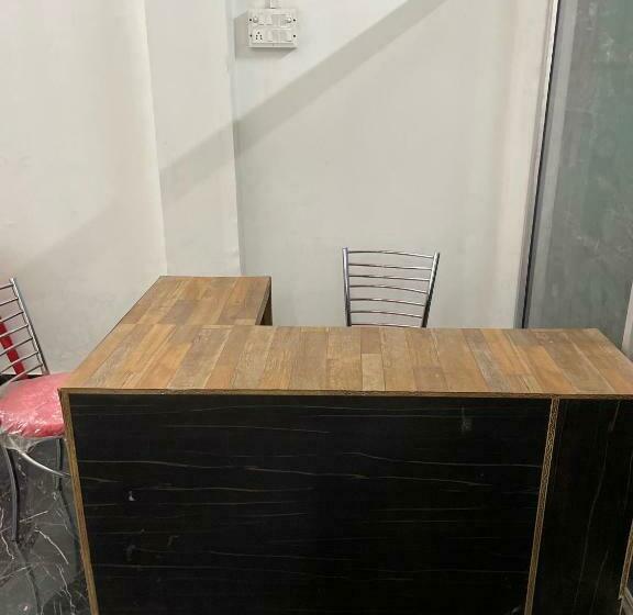 Отель Oyo 81155 Four Season Restaurant And Cafe