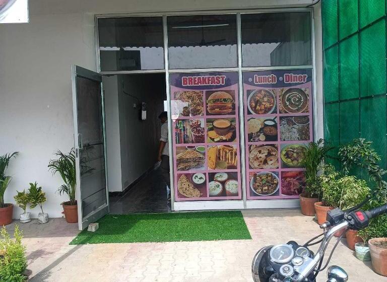 Отель Oyo 81155 Four Season Restaurant And Cafe