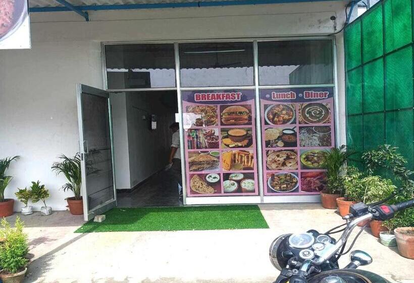 Отель Oyo 81155 Four Season Restaurant And Cafe