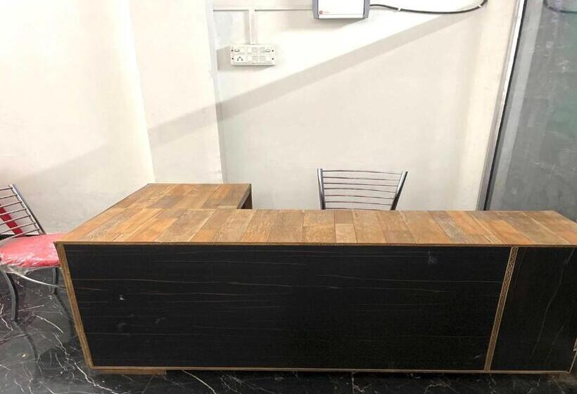 Отель Oyo 81155 Four Season Restaurant And Cafe