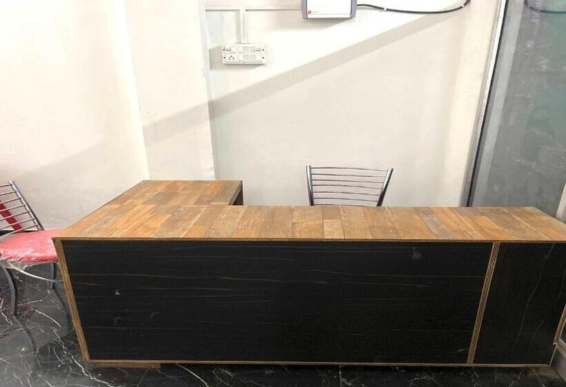 Отель Oyo 81155 Four Season Restaurant And Cafe