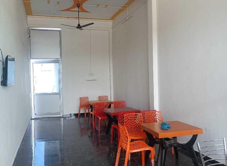 Отель Oyo 81155 Four Season Restaurant And Cafe