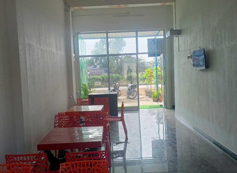 Отель Oyo 81155 Four Season Restaurant And Cafe