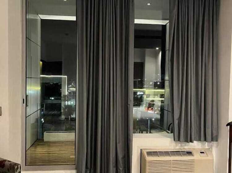 هتل Zújmú Business Boutique