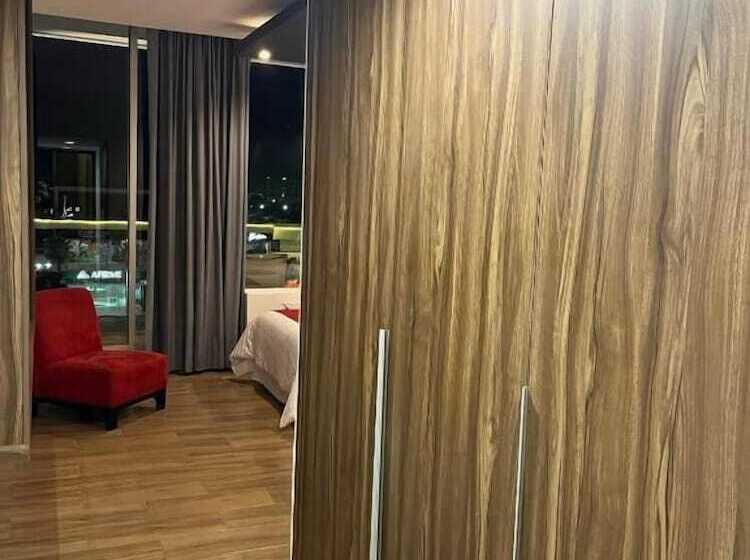 هتل Zújmú Business Boutique