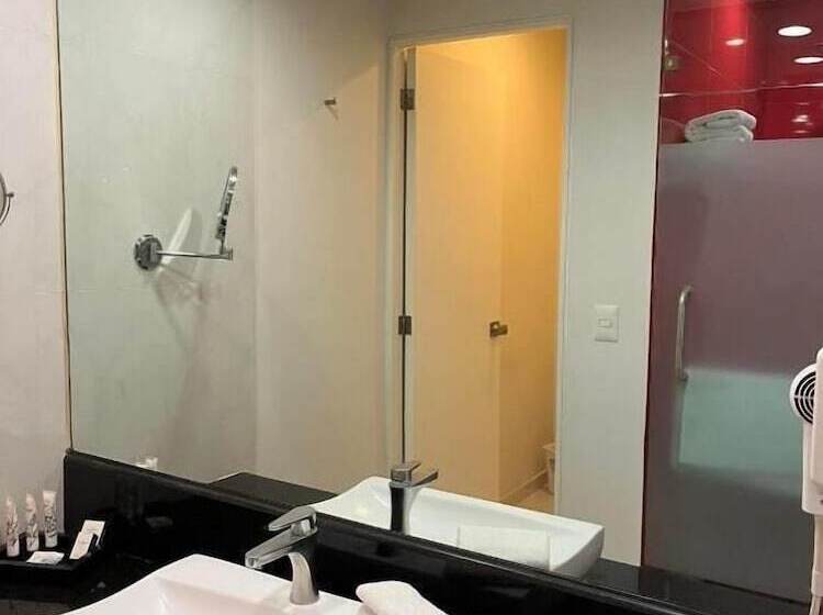 هتل Zújmú Business Boutique