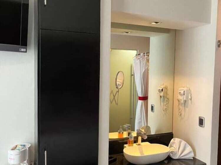 هتل Zújmú Business Boutique