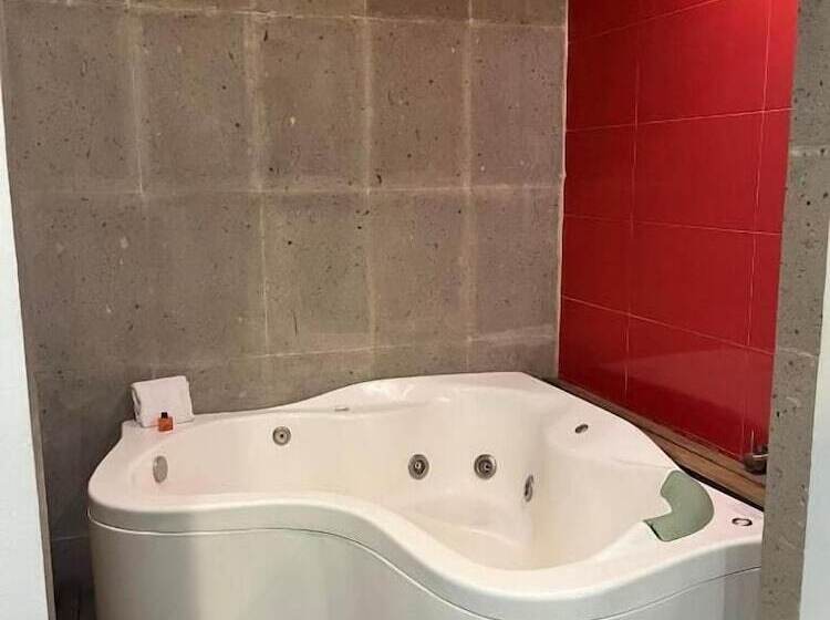 هتل Zújmú Business Boutique