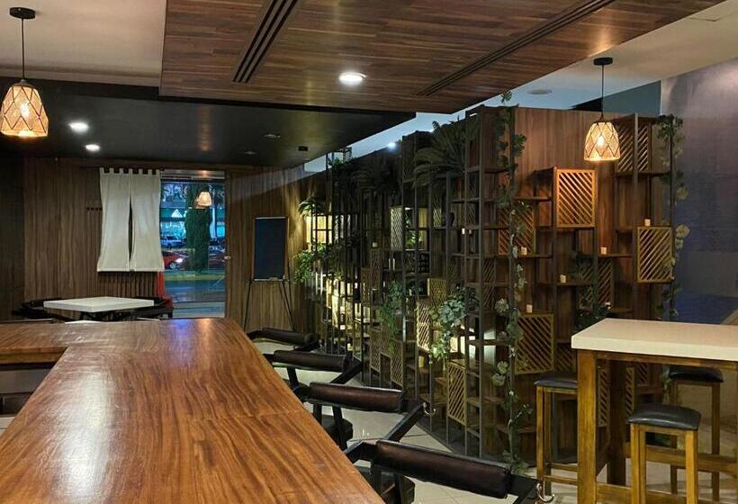 هتل Zújmú Business Boutique