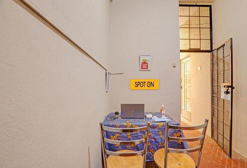 ホテル Spot On 81069 New Mysore Stays