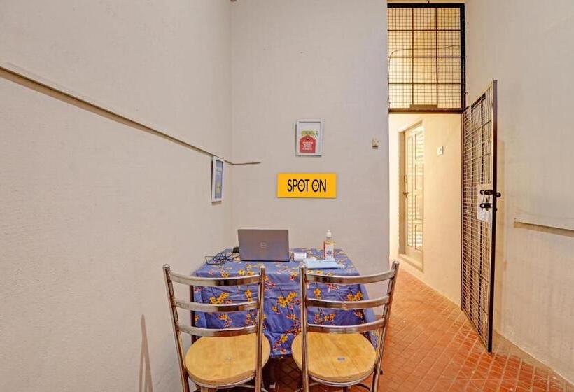 ホテル Spot On 81069 New Mysore Stays