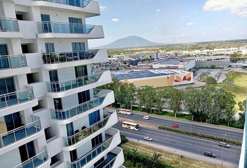 Hotel Sally’s At Azure North