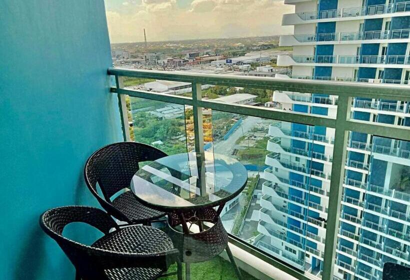 Hotel Sally’s At Azure North