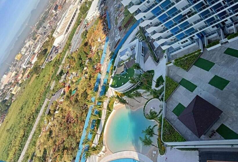 Hotel Sally’s At Azure North