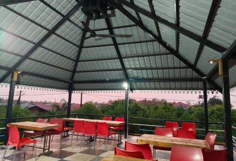 هتل Strawberry Resort