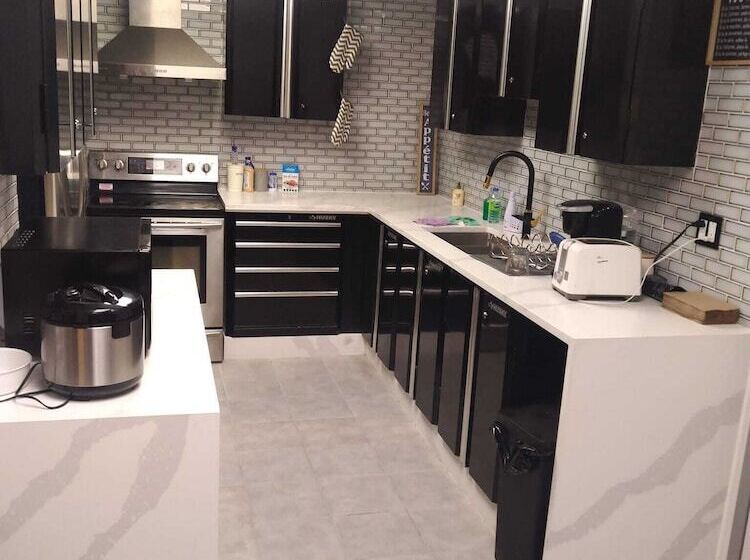 מלון כמוסות Amr Hotel Inc