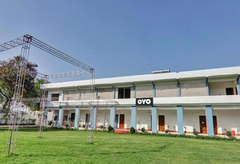 Отель Oyo Flagship 81077 Madhuraj Banquet And Lawn