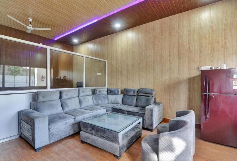 Отель Oyo Flagship 81077 Madhuraj Banquet And Lawn