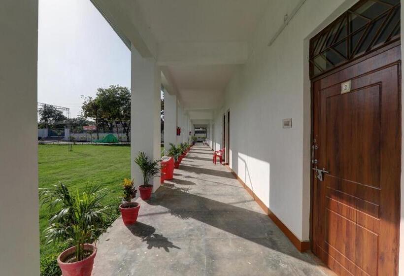 Отель Oyo Flagship 81077 Madhuraj Banquet And Lawn