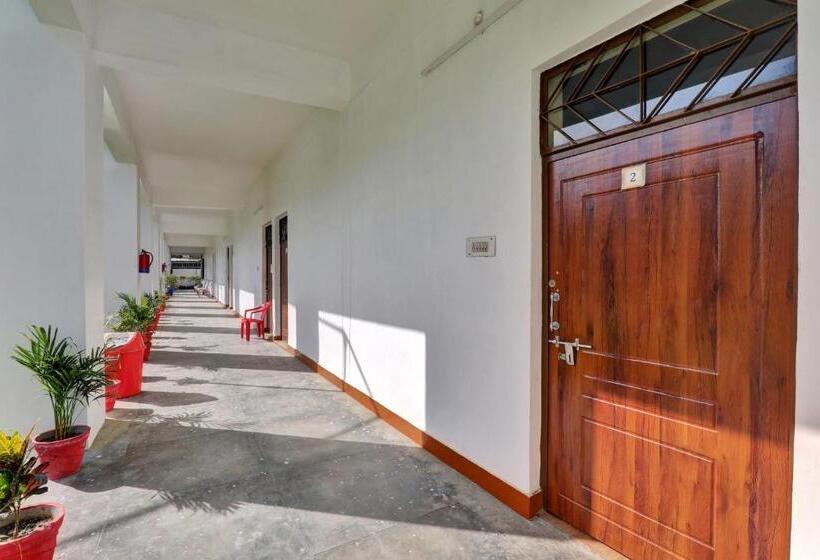 Отель Oyo Flagship 81077 Madhuraj Banquet And Lawn