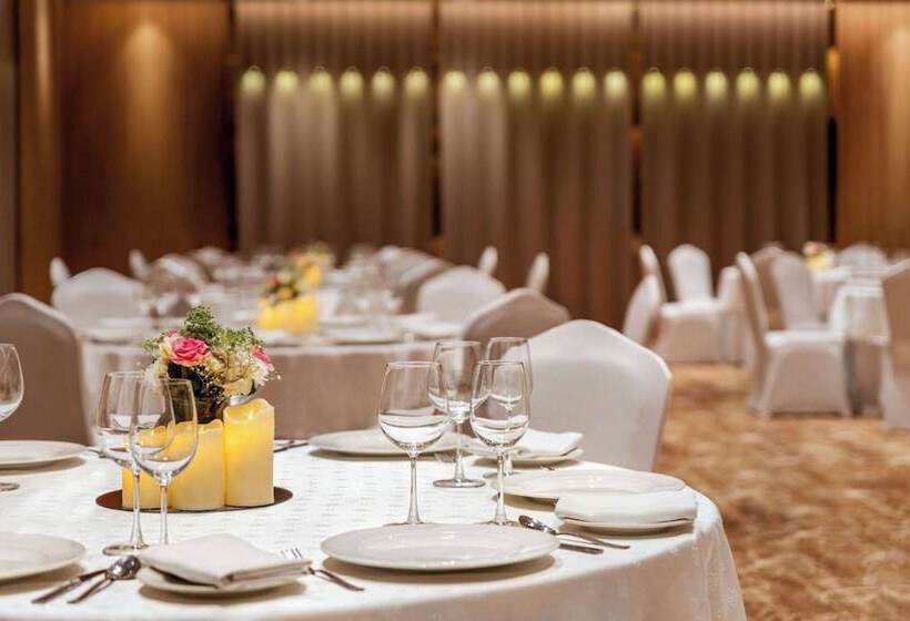 בית מלון כפרי Ramada Encore By Wyndham Indore Nipania