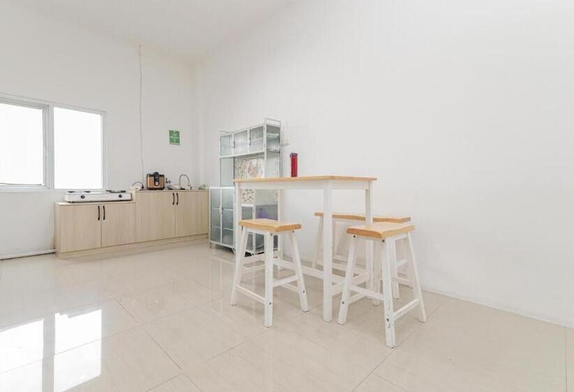 Отель Yayah Residence At Sawojajar Bogor Redpartner