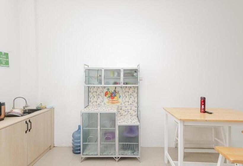 Отель Yayah Residence At Sawojajar Bogor Redpartner