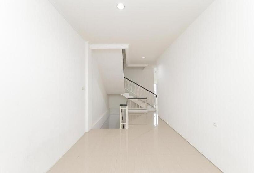 Отель Yayah Residence At Sawojajar Bogor Redpartner