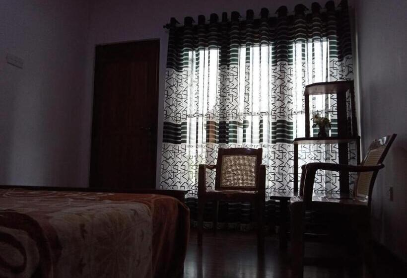 פנסיון Kadalla Cottage