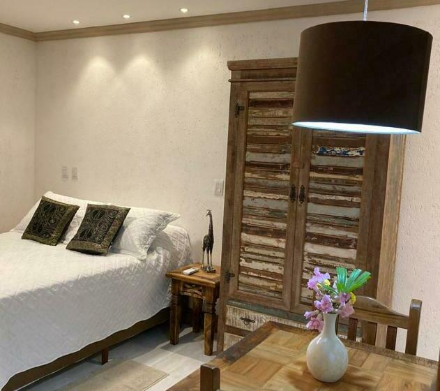 旅馆 Pousada. Espatódea